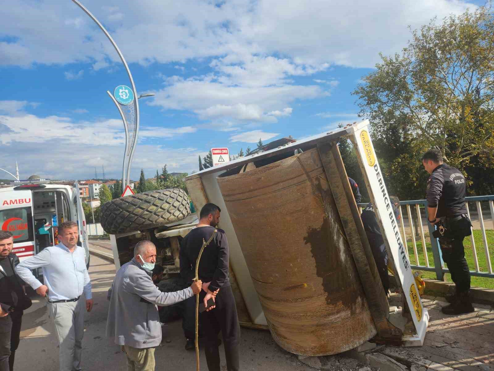 Tırın üstündeki asfalt silindiri yola devrildi: 1 yaralı
