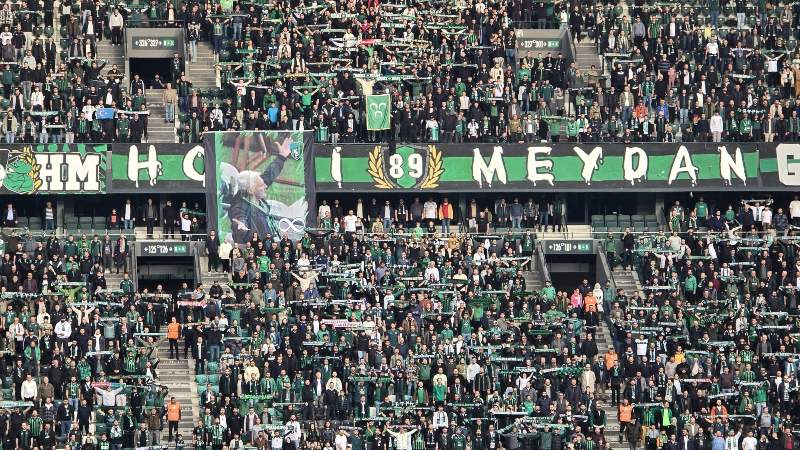 Maç 'Körfez Gol Gol' tezahüratlarıyla devam ediyor