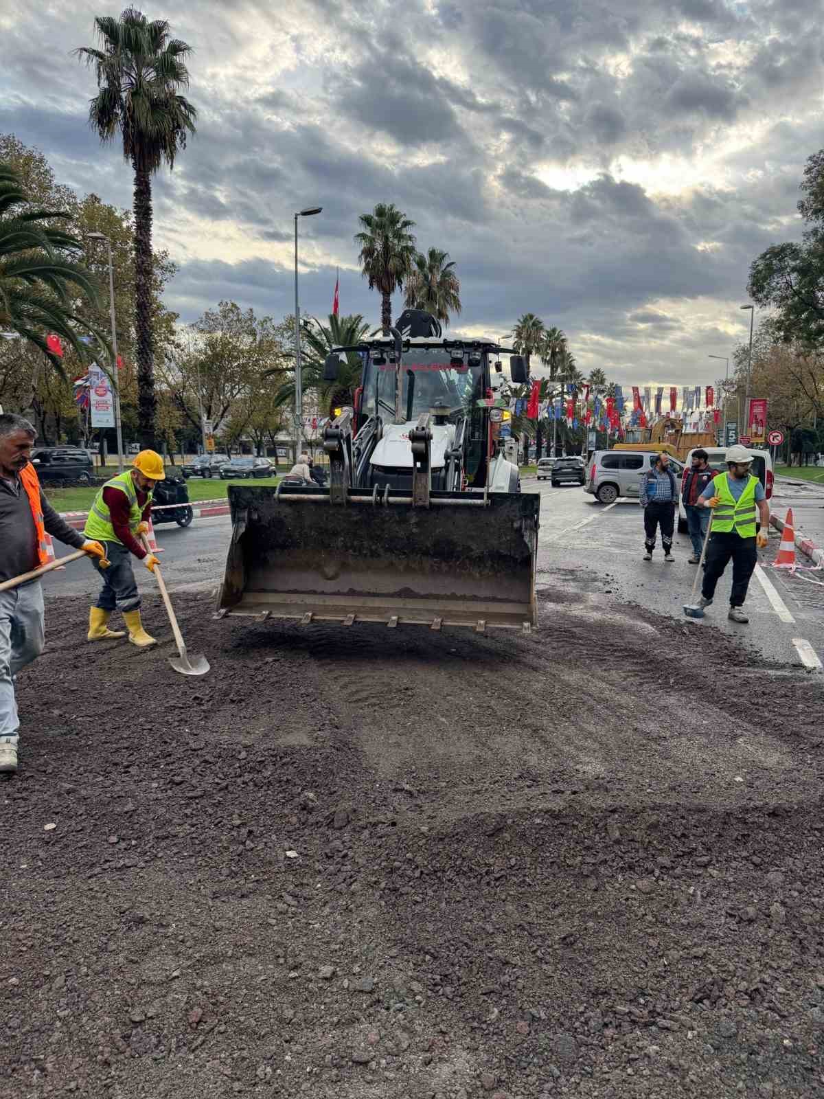 Vatan Caddesi’nde İBB’nin yaptığı yol çalışması çöktü, Fatih Belediyesi ekipleri anında müdahale etti