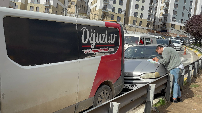 Freni tutmayınca önündeki araca çarpıp durdu