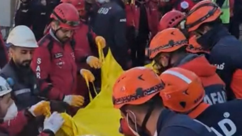 Çöken binadan 2 kişinin cansız bedeni çıkartıldı