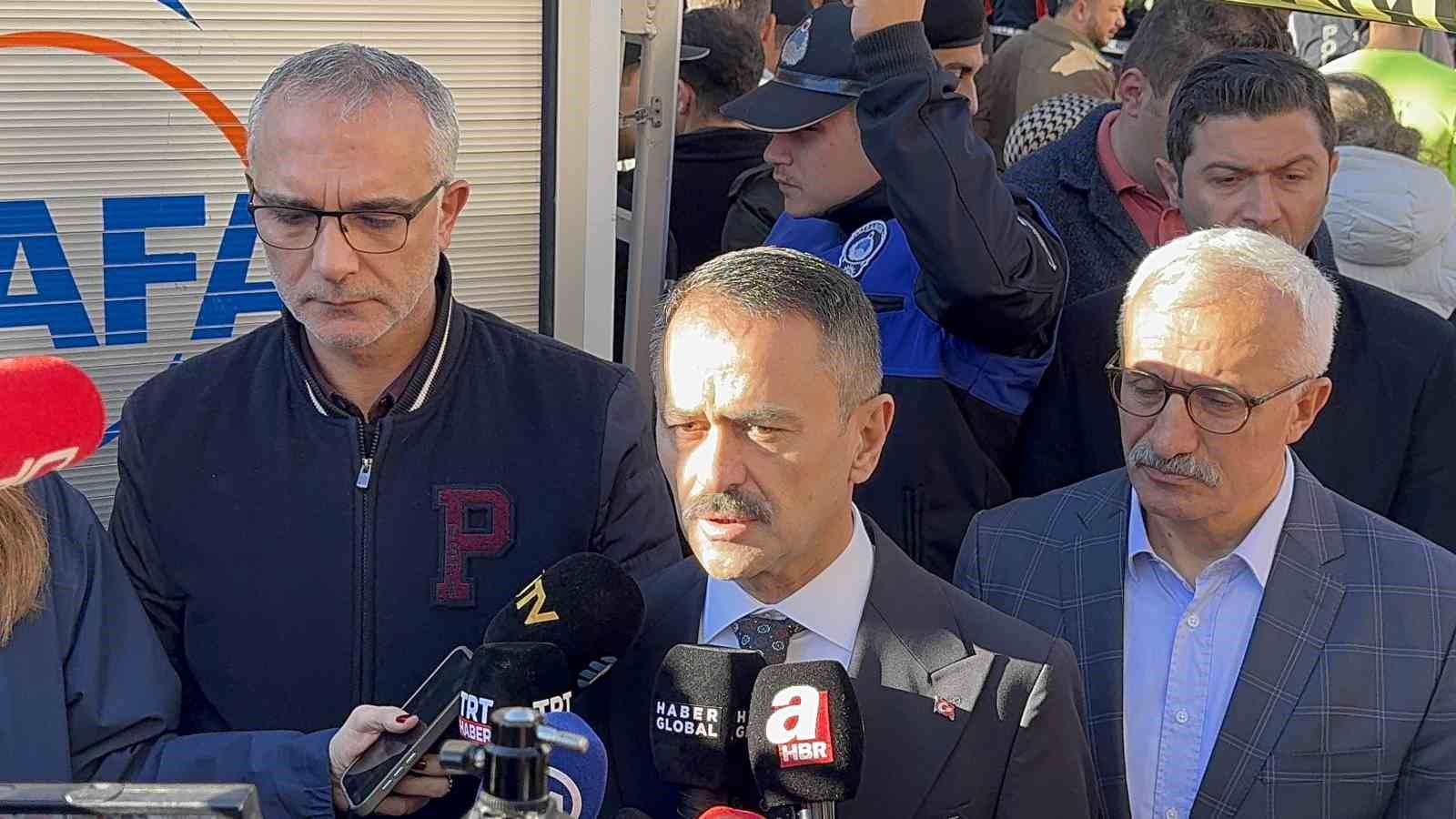 Vali Aktaş: "Ailenin binanın 2. katında oturduğunu değerlendiriyoruz"