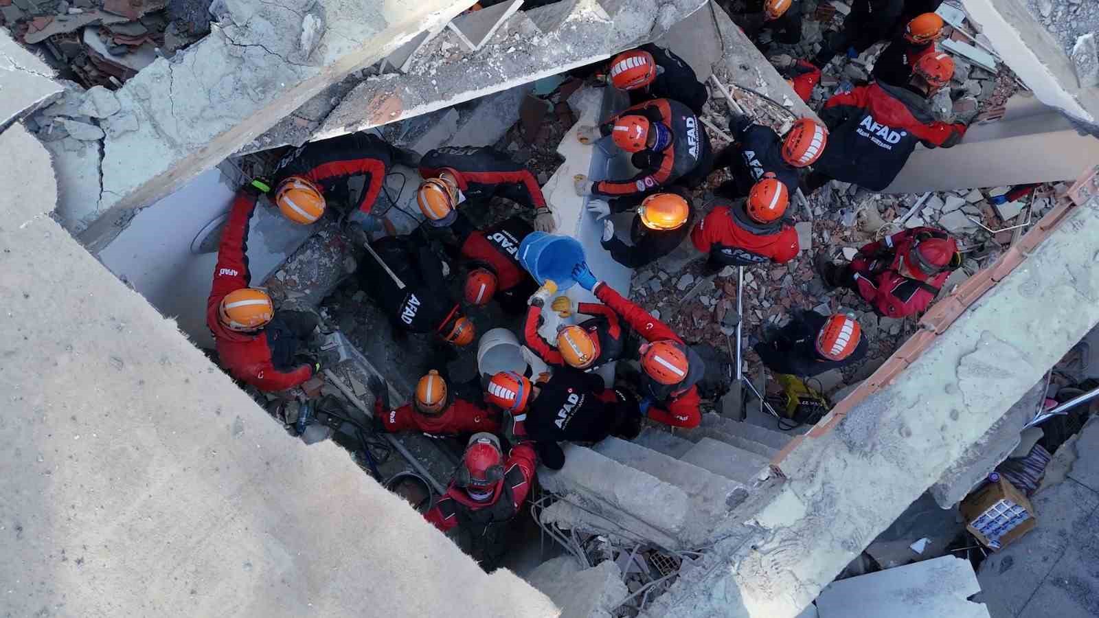 Vali Aktaş: "Bir vatandaşımızın sesini aldık, 9 bina tedbiren tahliye edildi"