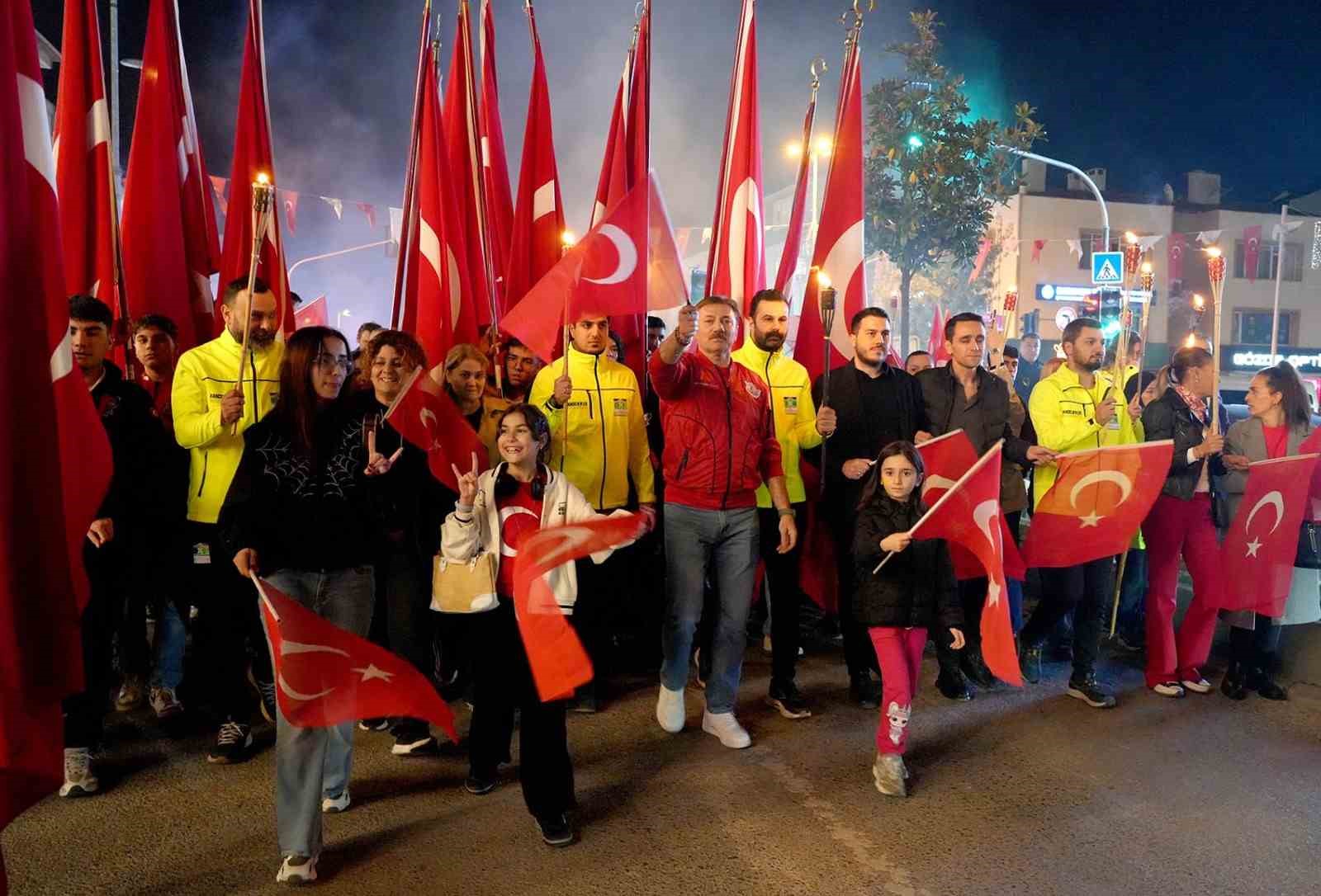 Bahçelievler’de 102 metrelik bayrakla Cumhuriyet coşkusu
