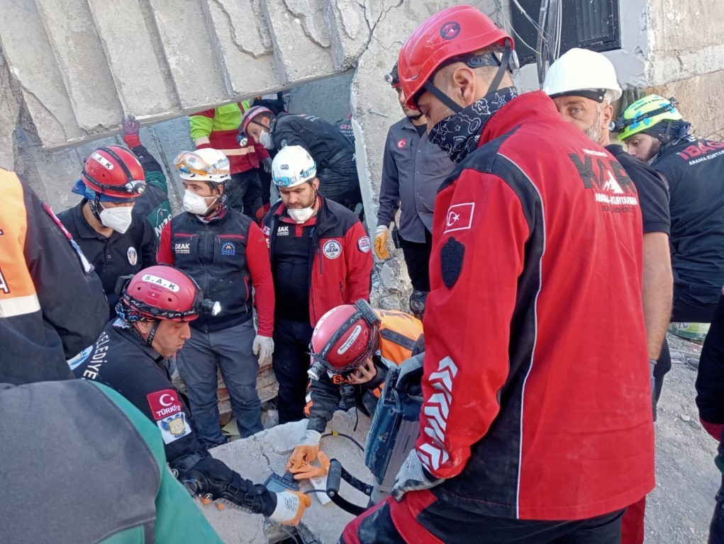 Kartepe Belediyesi ekipleri, Gebze’deki arama-kurtarma çalışmalarına katıldı
