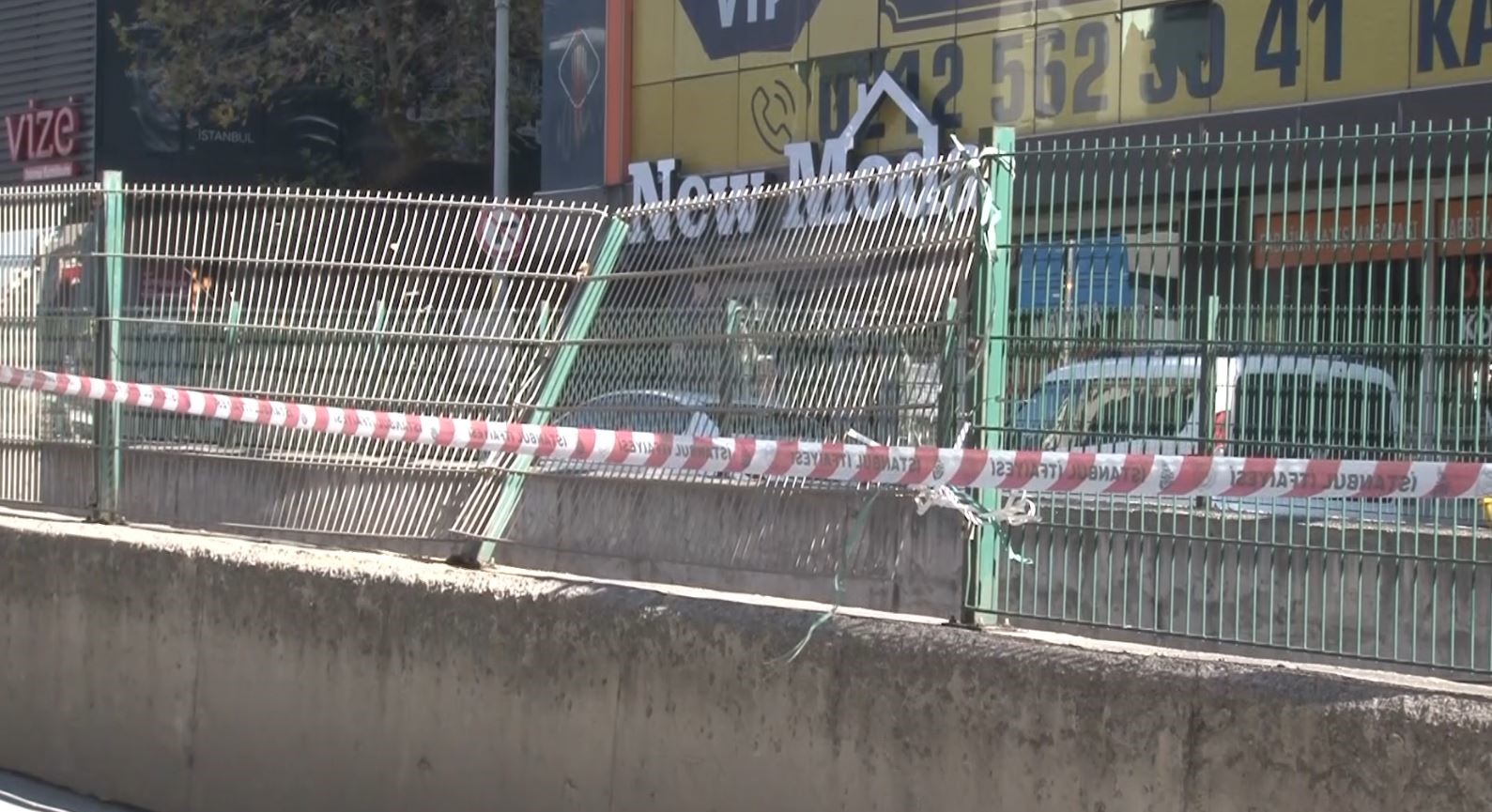 Bayrampaşa’da kamyon tramvay hattının demir korkuluklarına çarptı
