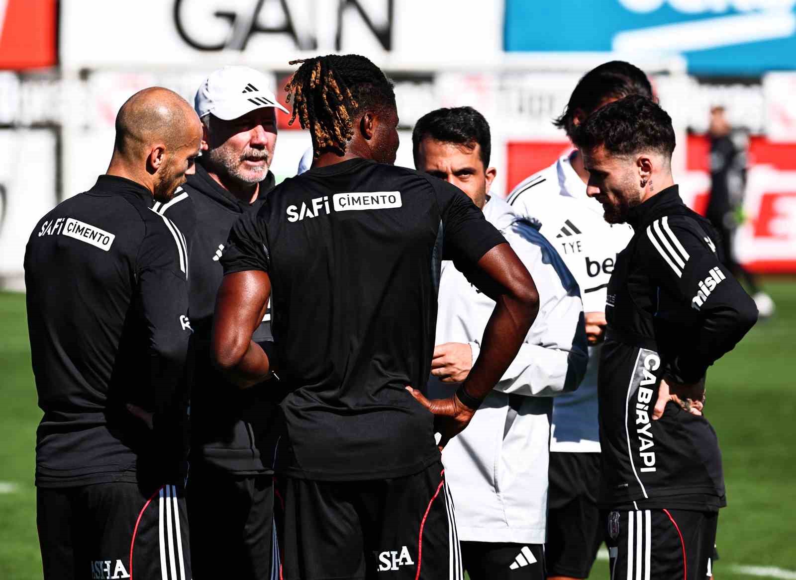 Beşiktaş’ta Rafa Silva takımla çalışmalara başladı
