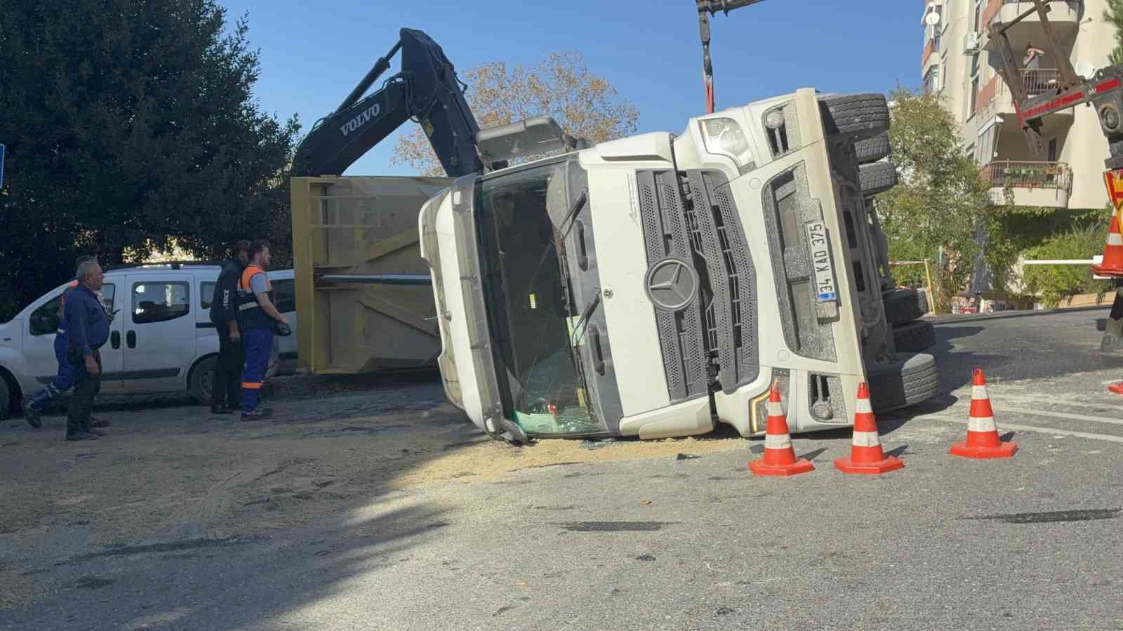 Beşiktaş’ta hafriyat kamyonu devrildi: Şoförün yaralandığı kaza anı görüntülendi
