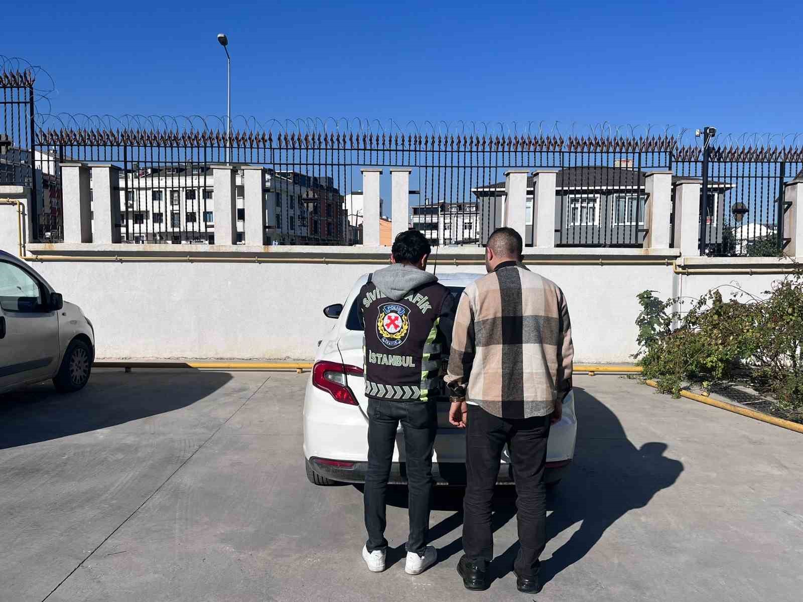 Arnavutköy’de, kırmızı ışıkta geçip karşıya geçen çocukları tehlikeye atan sürücü yakalandı