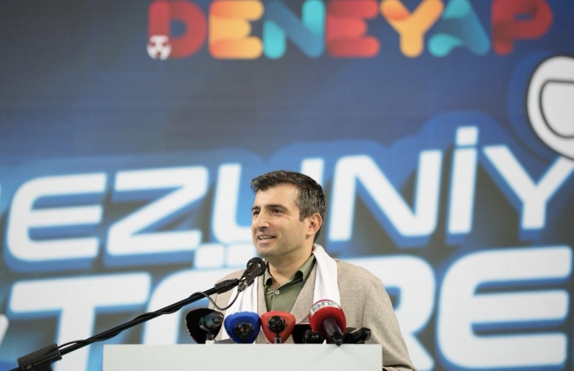 Selçuk Bayraktar mezun olan gençlere seslendi: "Bu güzel ülkenin geleceğinde sizlerin imzası olacak"
