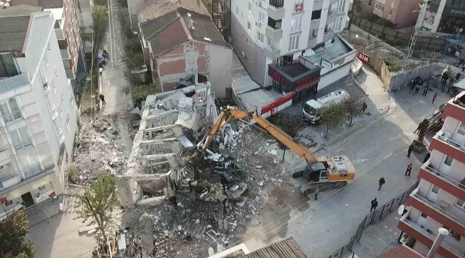 Kocaeli’de 4 kişiye mezar olan binanın enkazı kaldırılıyor
