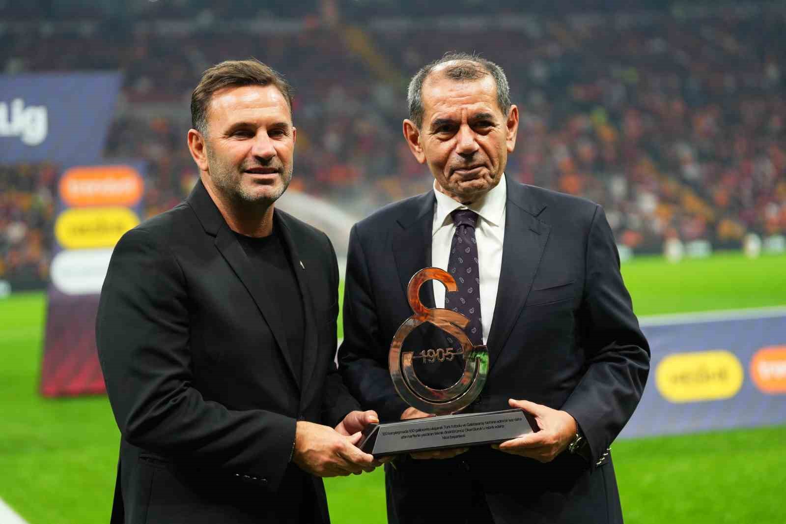 Okan Buruk’a 100. galibiyet plaketi verildi
