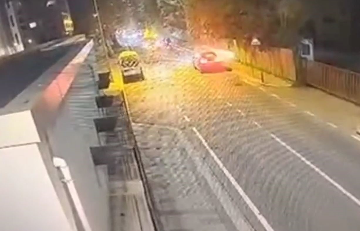 Bakırköy’de iş makinesine çarpan motosikletli yaralandı