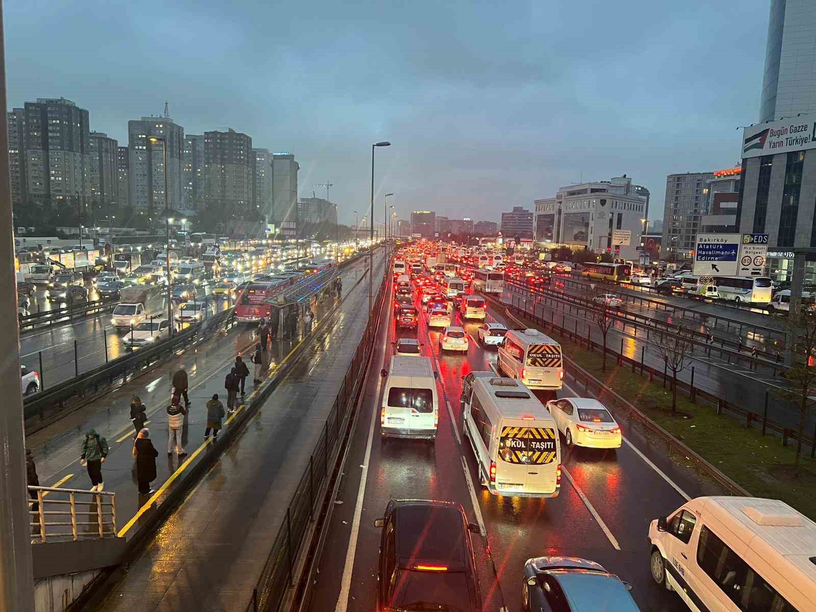 İstanbul’da yağışla birlikte trafik yoğunluğu yüzde 90’a ulaştı