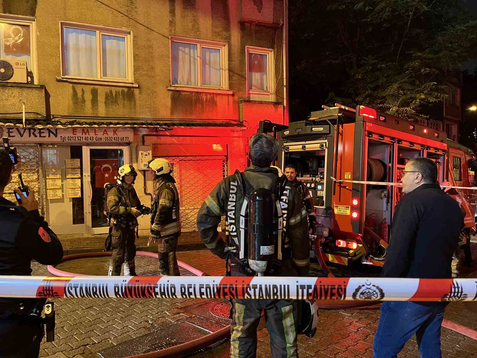Fatih’te 3 katlı binanın çatısında korkutan yangın
