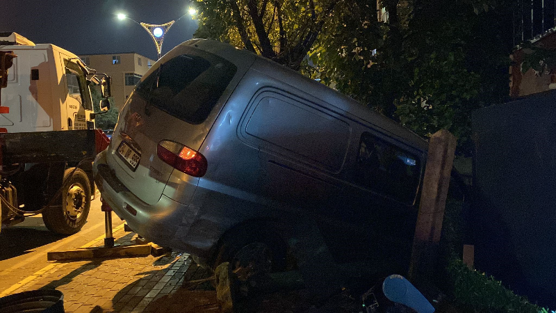 Virajda çarpışan araçlardan biri bahçeye girdi: 1 yaralı