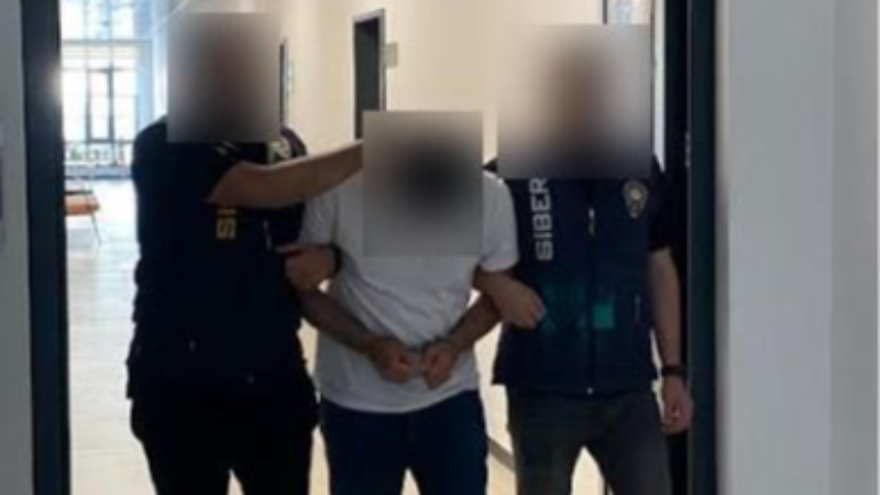 Çaldıkları kimliklerle sahte kredi kartı çıkaran 2 kişi tutuklandı