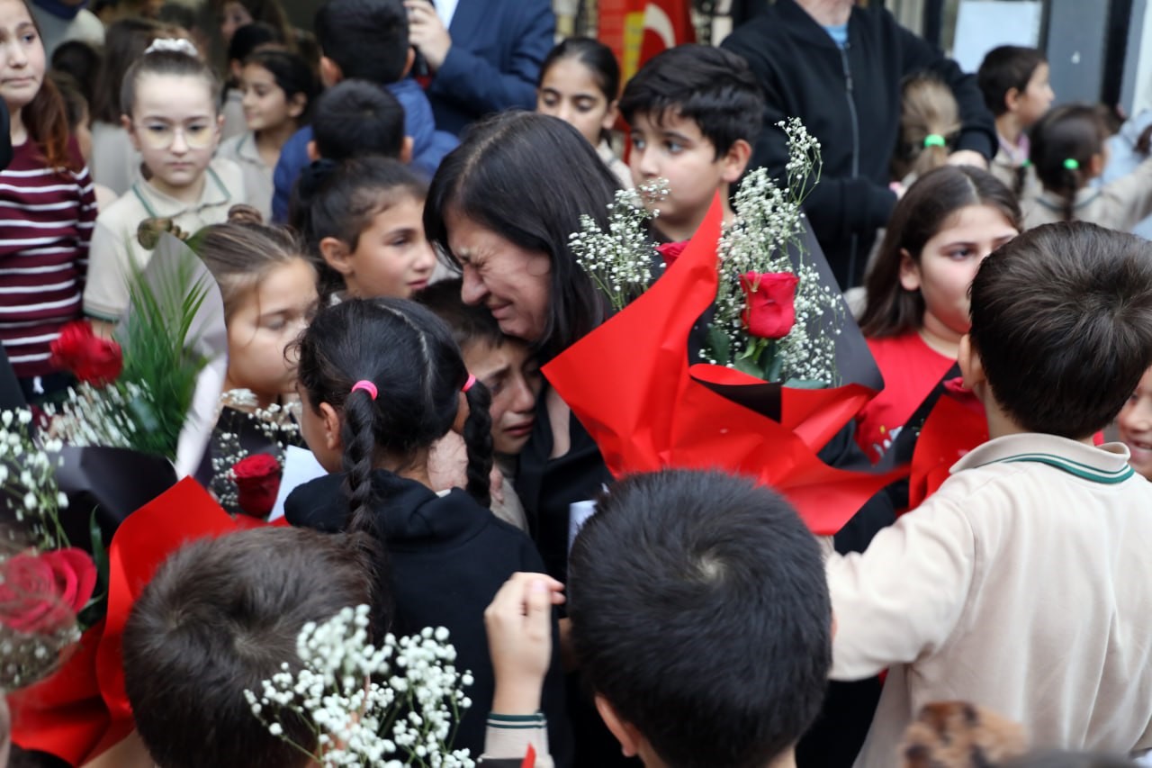 39 yıllık eğitimciye unutulmaz veda: Gözyaşlarıyla uğurlandı