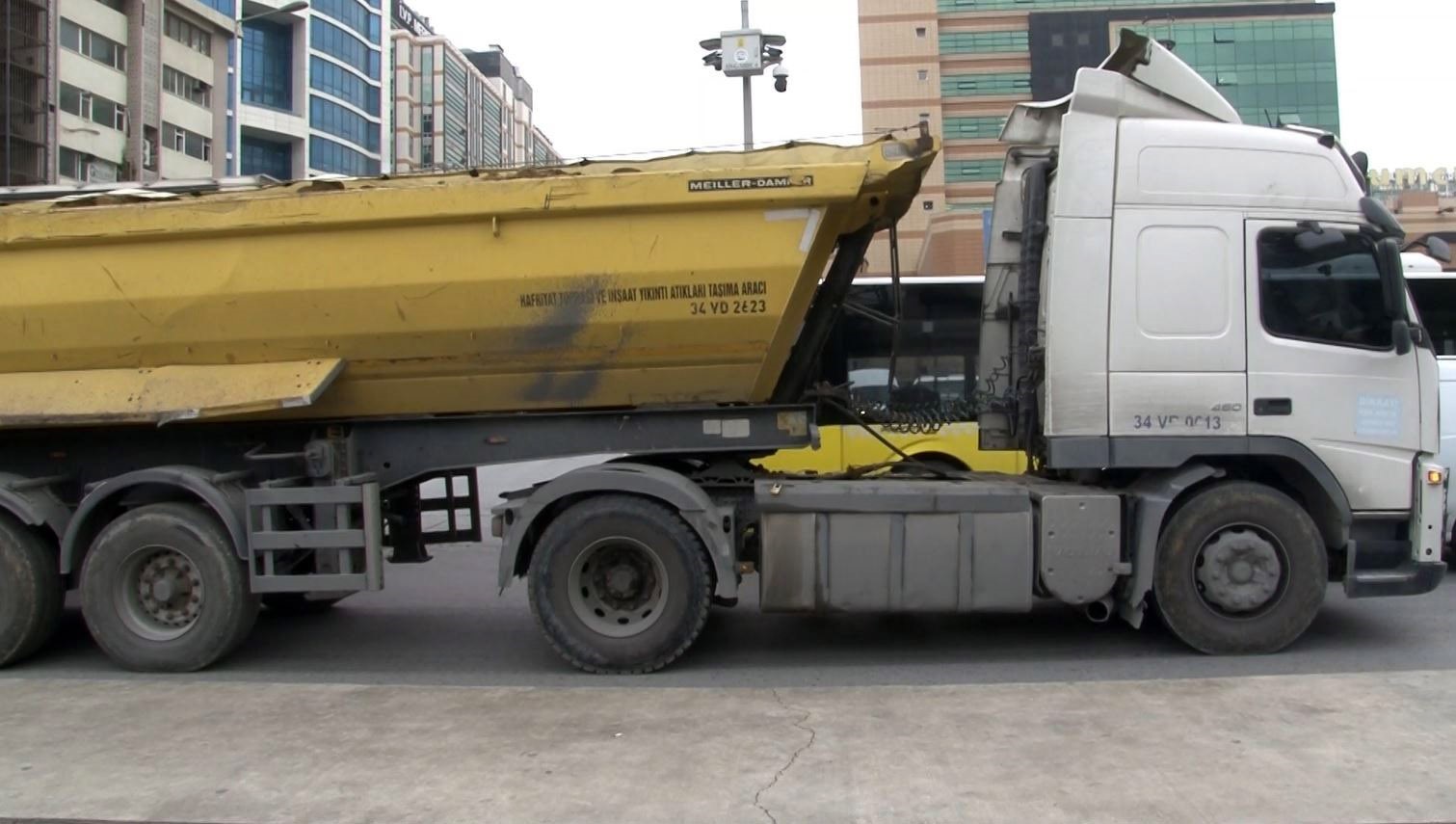 Yolun karşısına geçmeye çalışan yayaya hafriyat kamyonu çarptı
