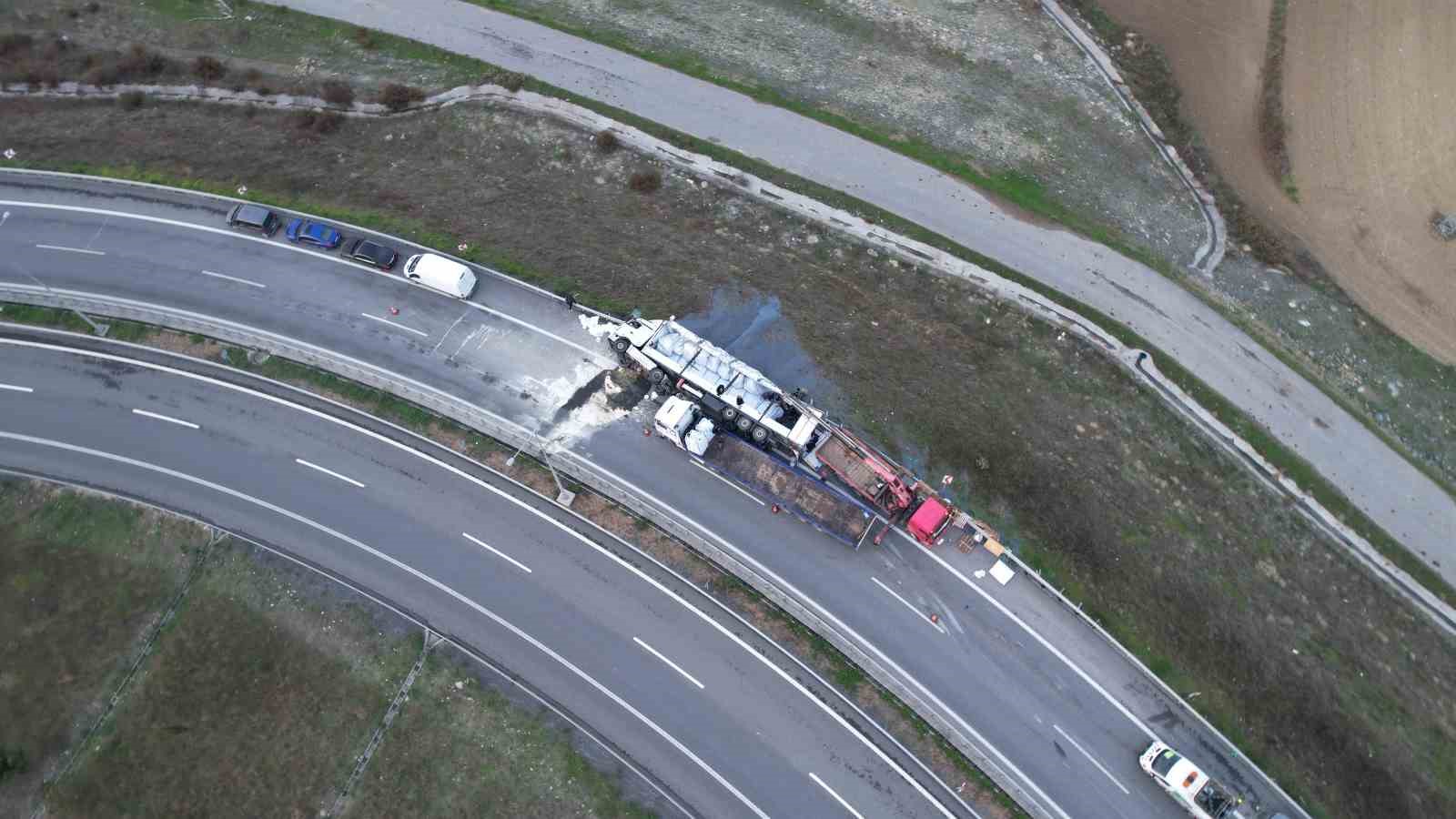 Arnavutköy’de tır virajı alamayıp devrildi: 1 ağır yaralı