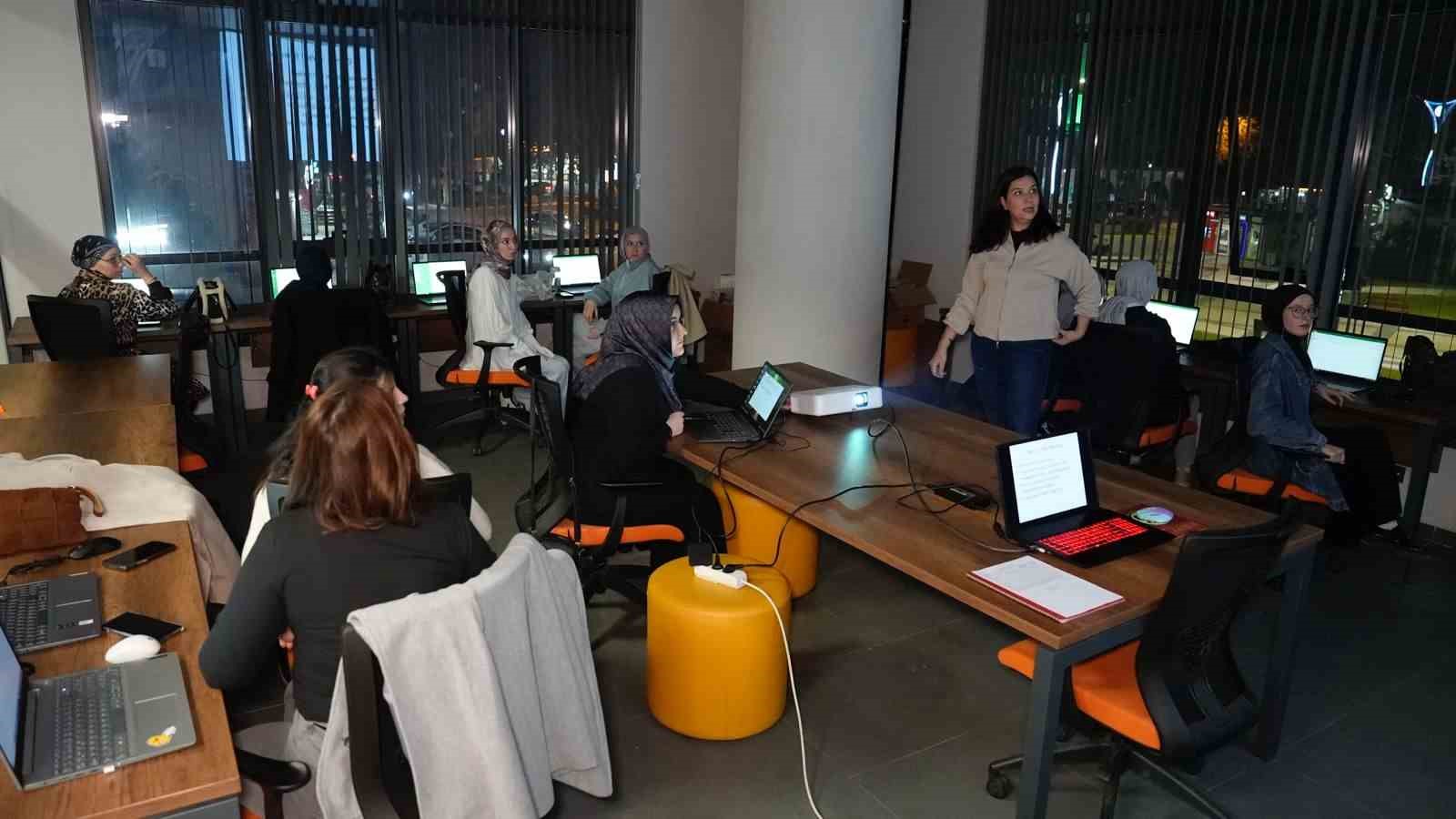 Başiskele’deki Türkiye Yüzyılı Gençlik Merkezi eğitim yuvası oldu