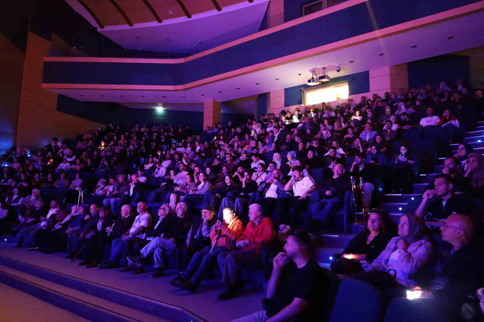 "Deli İbram Divanı" oyunu yoğun ilgiyle sahnelendi