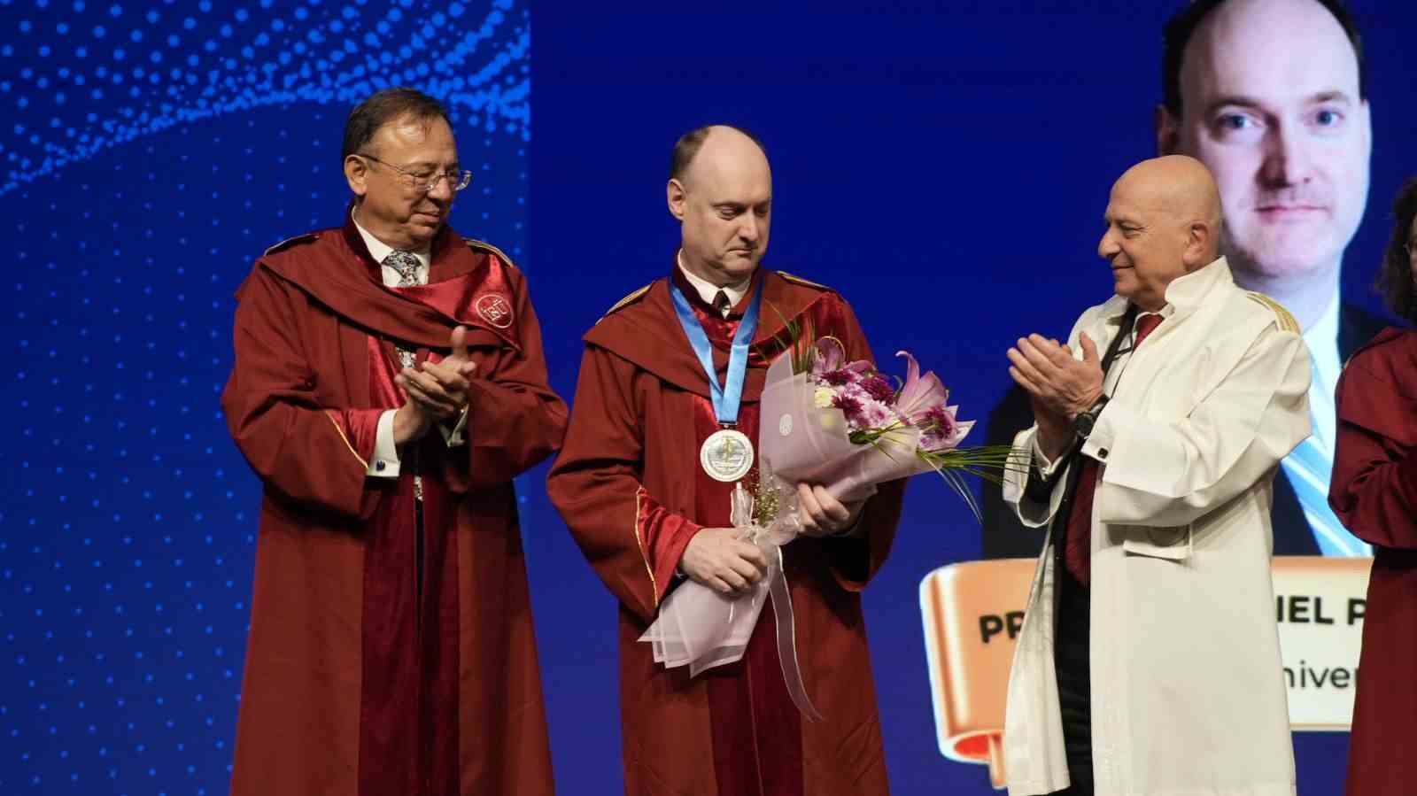 İstinye Üniversitesi Bilim Nişanı, Harvard Üniversitesi’nden Prof. Dr. Daniel Cahill’e takdim edildi
