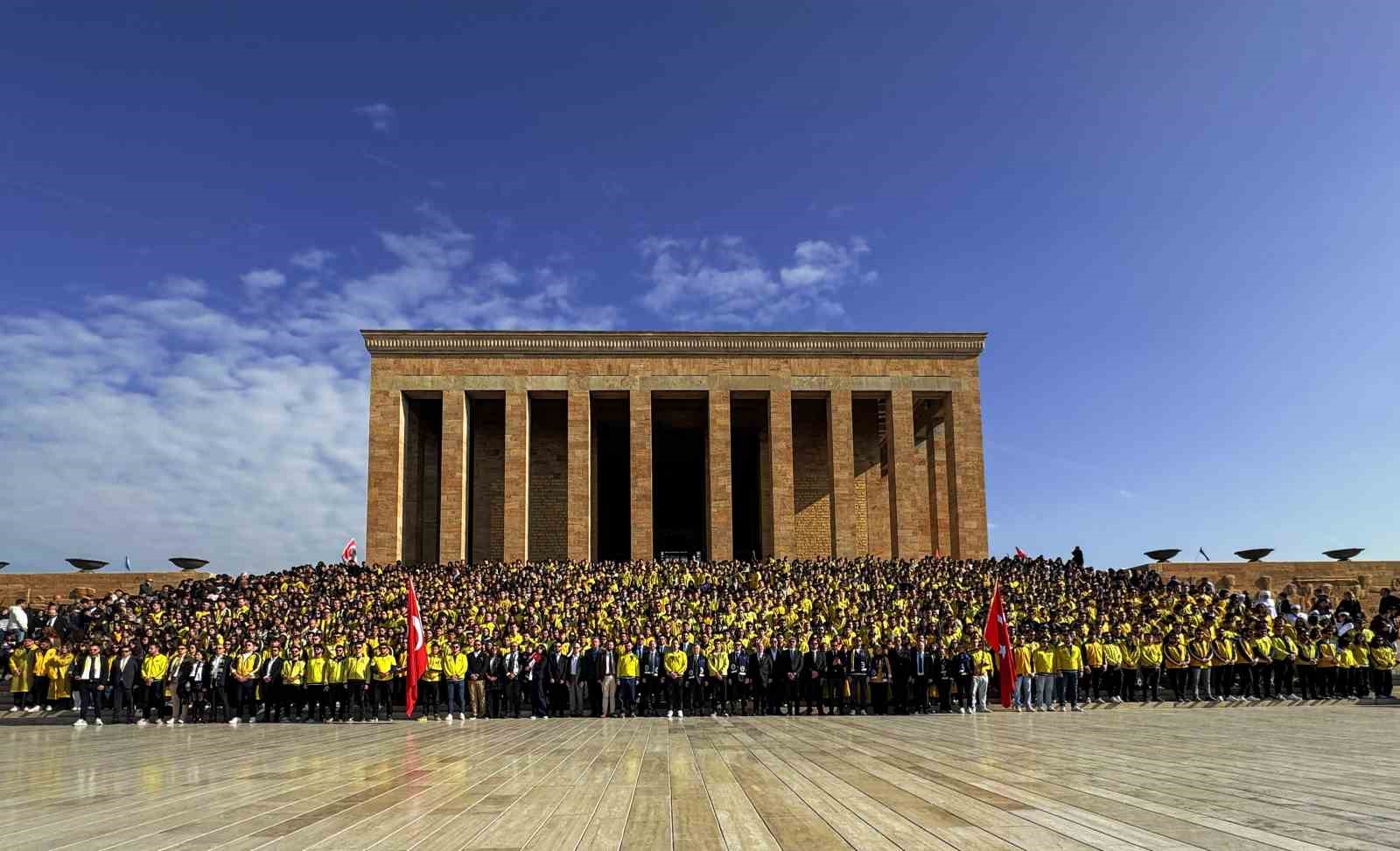 Fenerbahçeli taraftarlar, Anıtkabir’i ziyaret etti
