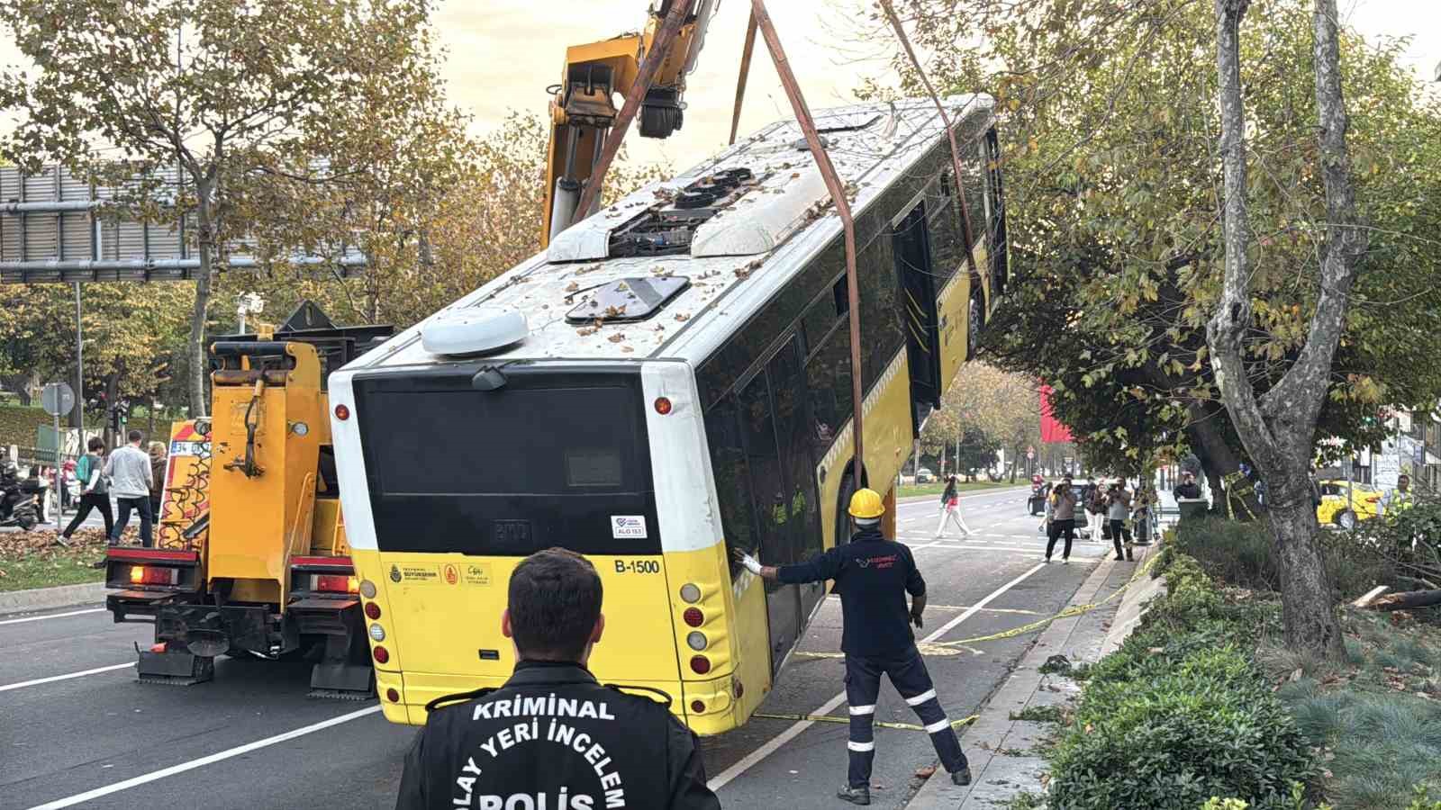 Beşiktaş’ta İETT şoförünün hayatını kaybettiği kazada otobüs olay yerinden kaldırıldı
