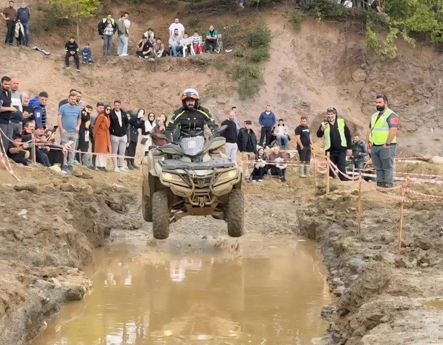 Gölcük’te ATV tutkunları zorlu parkurda mücadele etti
