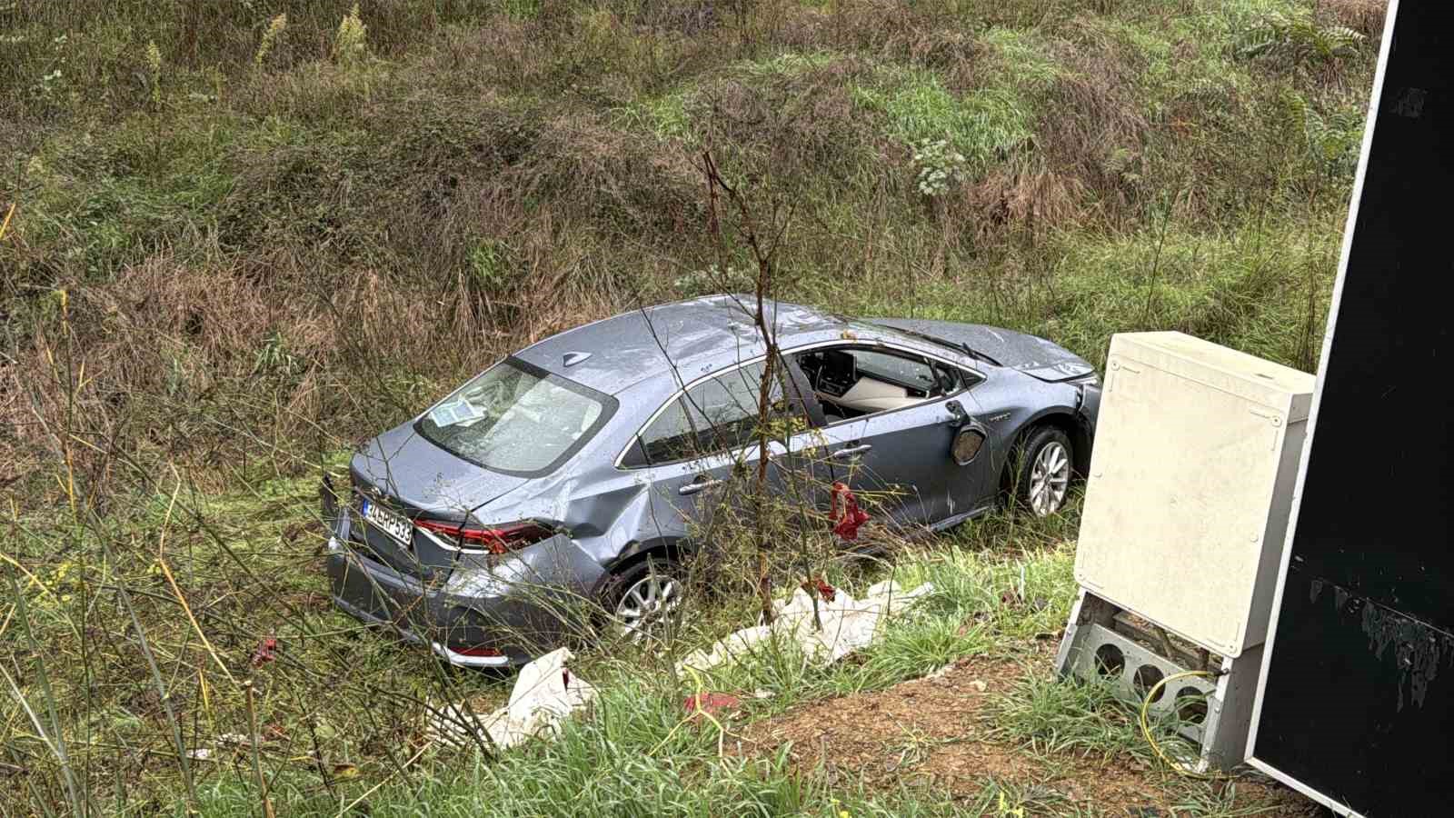 Beşiktaş’ta takla atan araç şarampole uçtu: Sürücü yaralandı