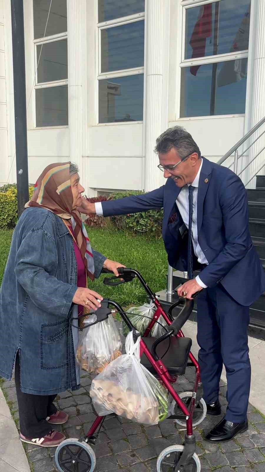 Erenler’de gönülleri ısıtan anlar: Makam aracını yaşlı kadına tahsis etti
