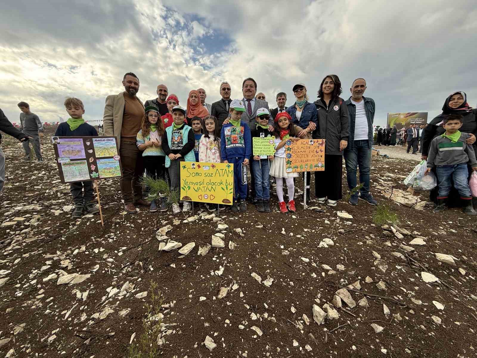 4 bin 500 fidan yanan ormanlık alanda toprakla buluştu