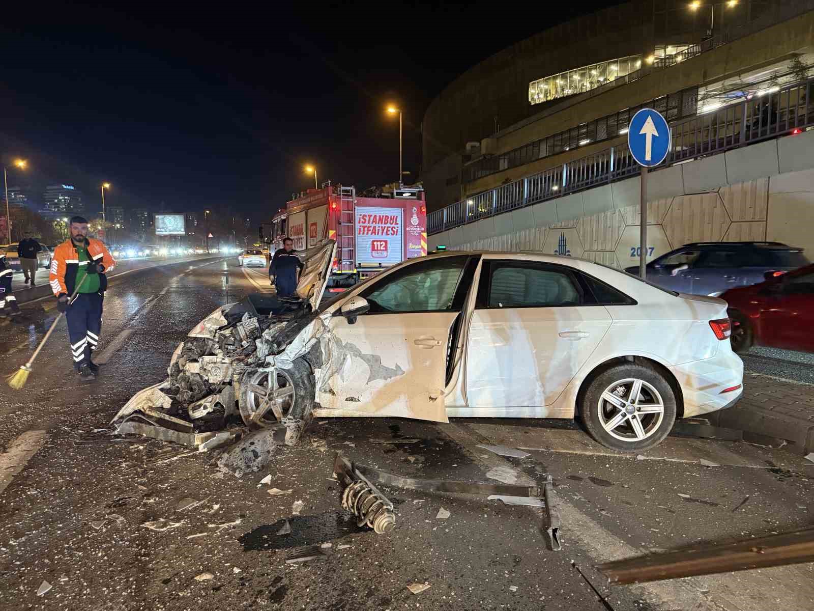 Bakırköy’de kontrolden çıkan otomobil karşı şeritteki araca çarptı