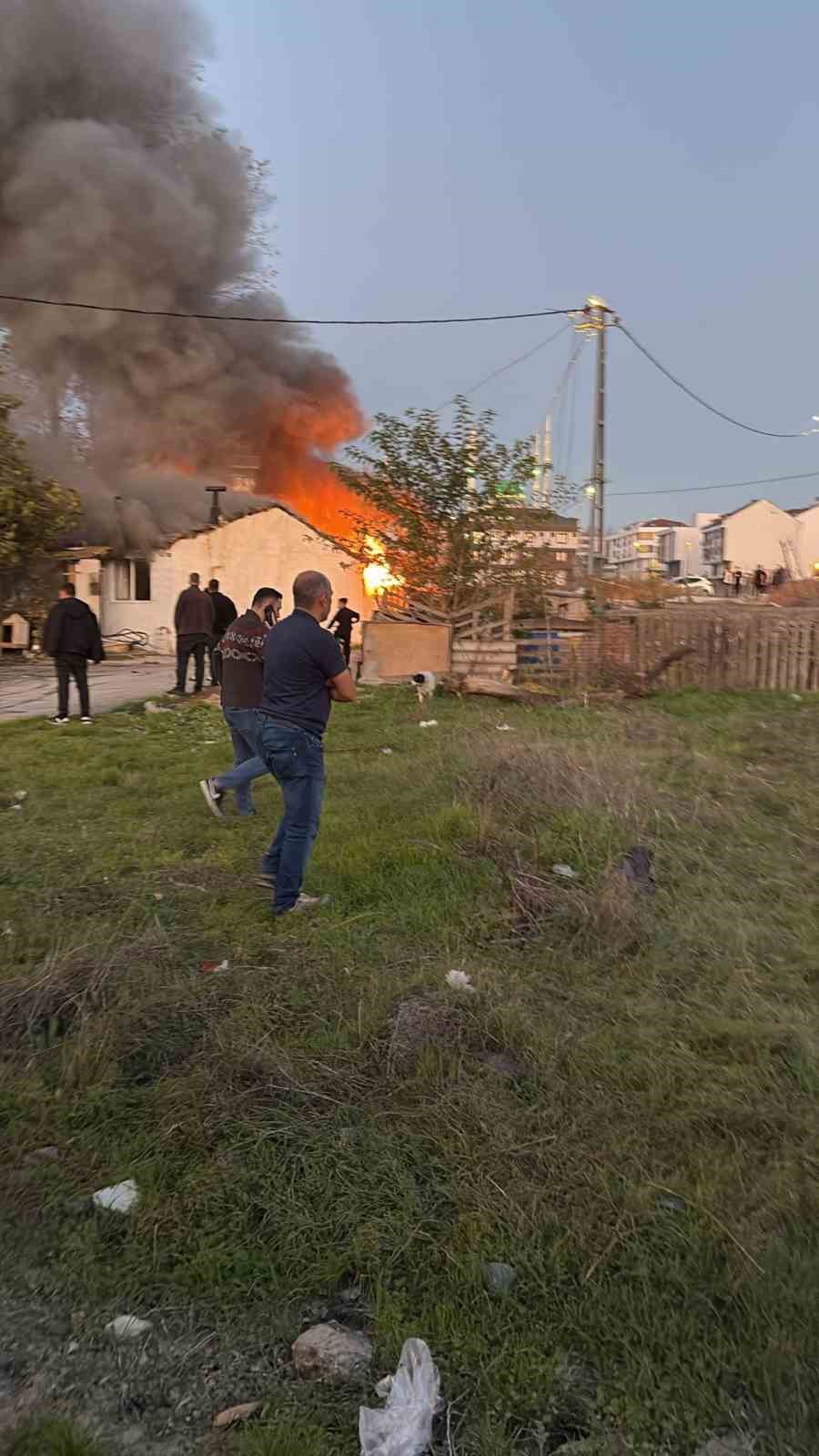 Arnavutköy’de gecekondu alev alev yandı