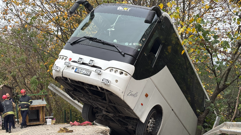 Tur otobüsü şarampole düştü!