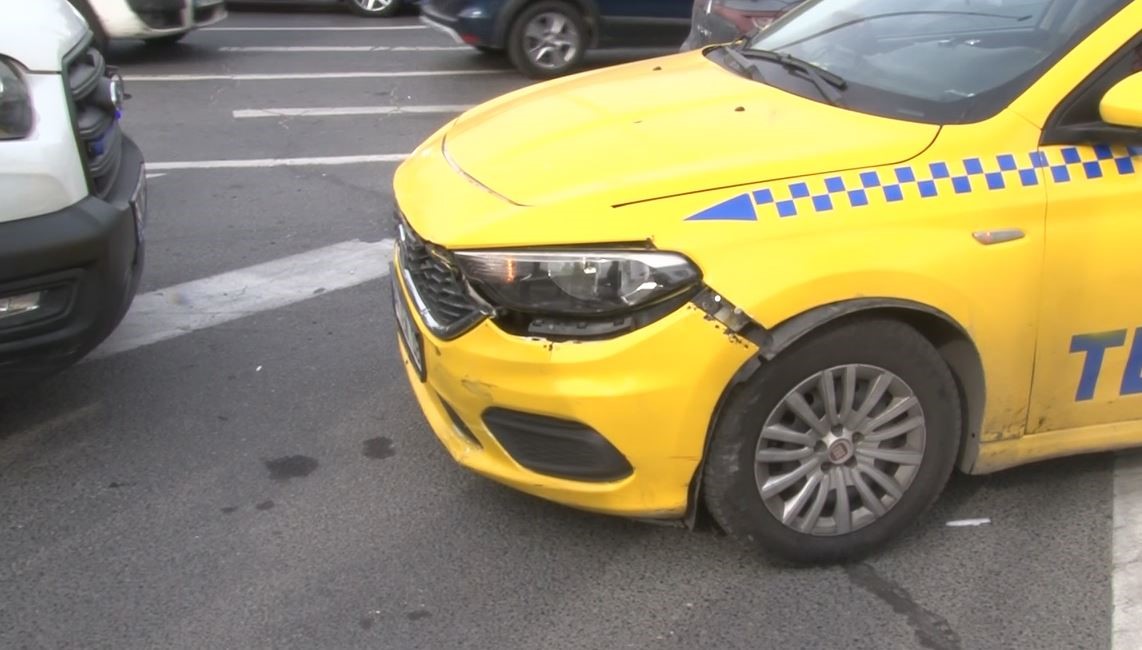 Fatih’te motosiklet ile taksi çarpıştı: Motosikletli yola savruldu
