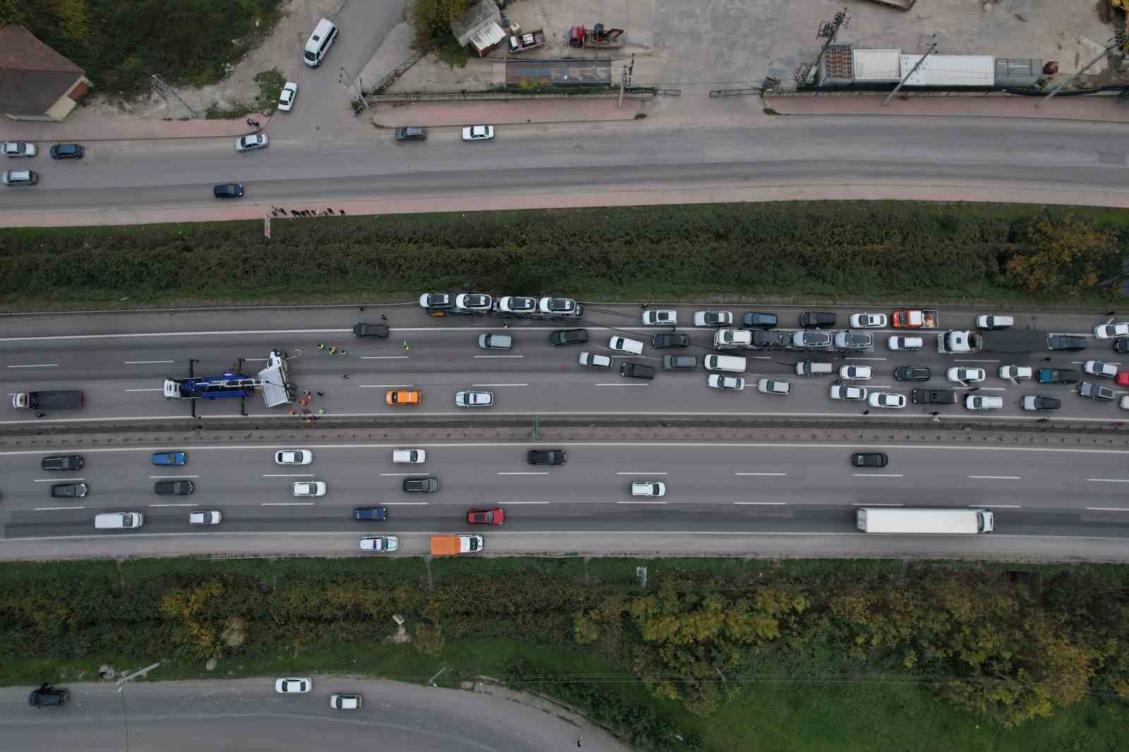Tır ile çarpışan nakliyat kamyonu devrildi