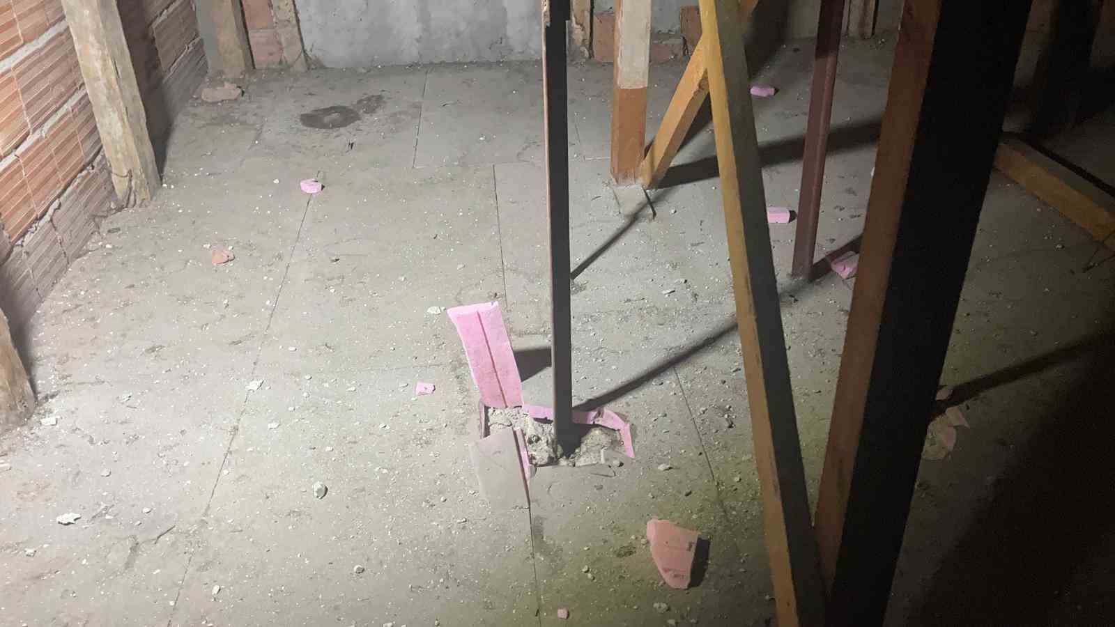 Kabus gibi gece: Yıldırım 4 katlı binanın çatısına düştü, mahalleli sokağa döküldü
