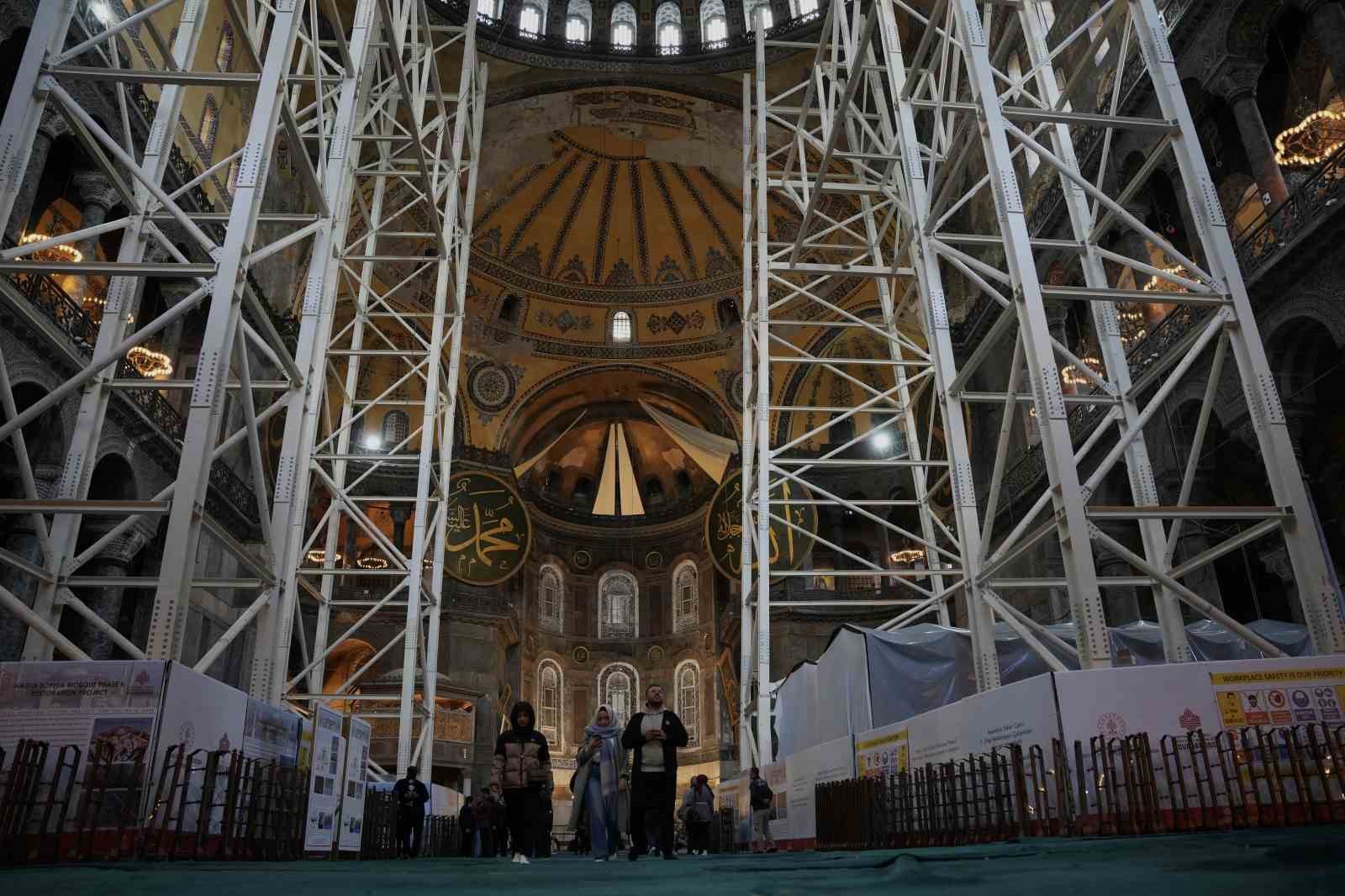 Ayasofya Bilim Kurulu Üyesi ve akademisyen Ahmet Güleç: "Üstünde bulunduğumuz platform bu vinçleri taşıyacak durumda"
