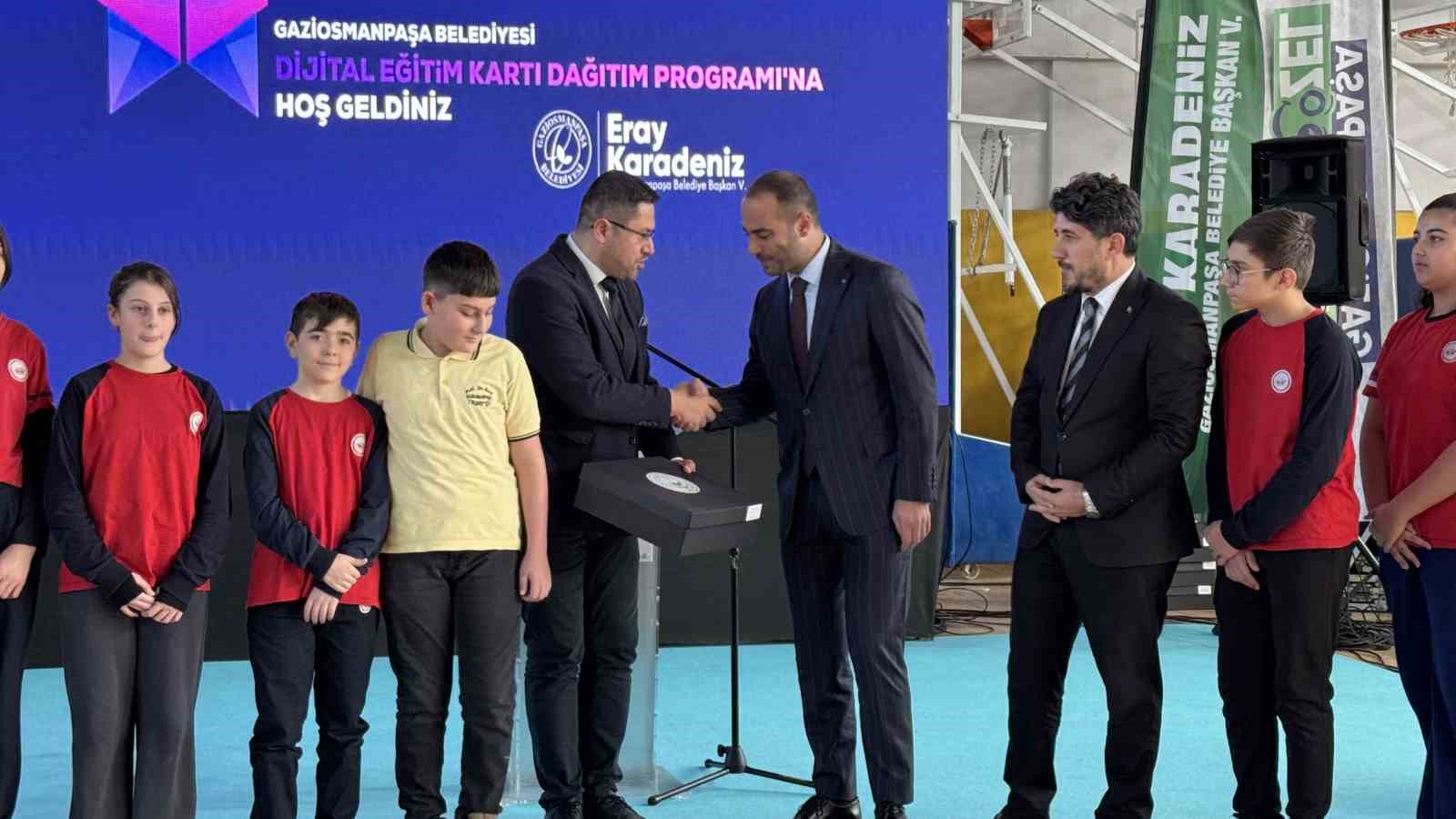 Gaziosmanpaşa Belediyesi’nden 4 bin öğrenciye dijital eğitim üyeliği