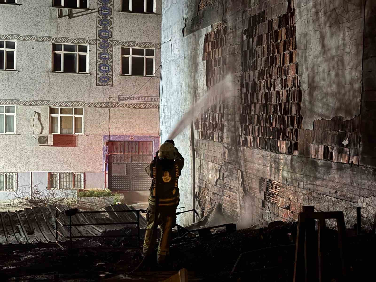 Küçükçekmece’de geri dönüşüm atık tesisi alevlere teslim oldu
