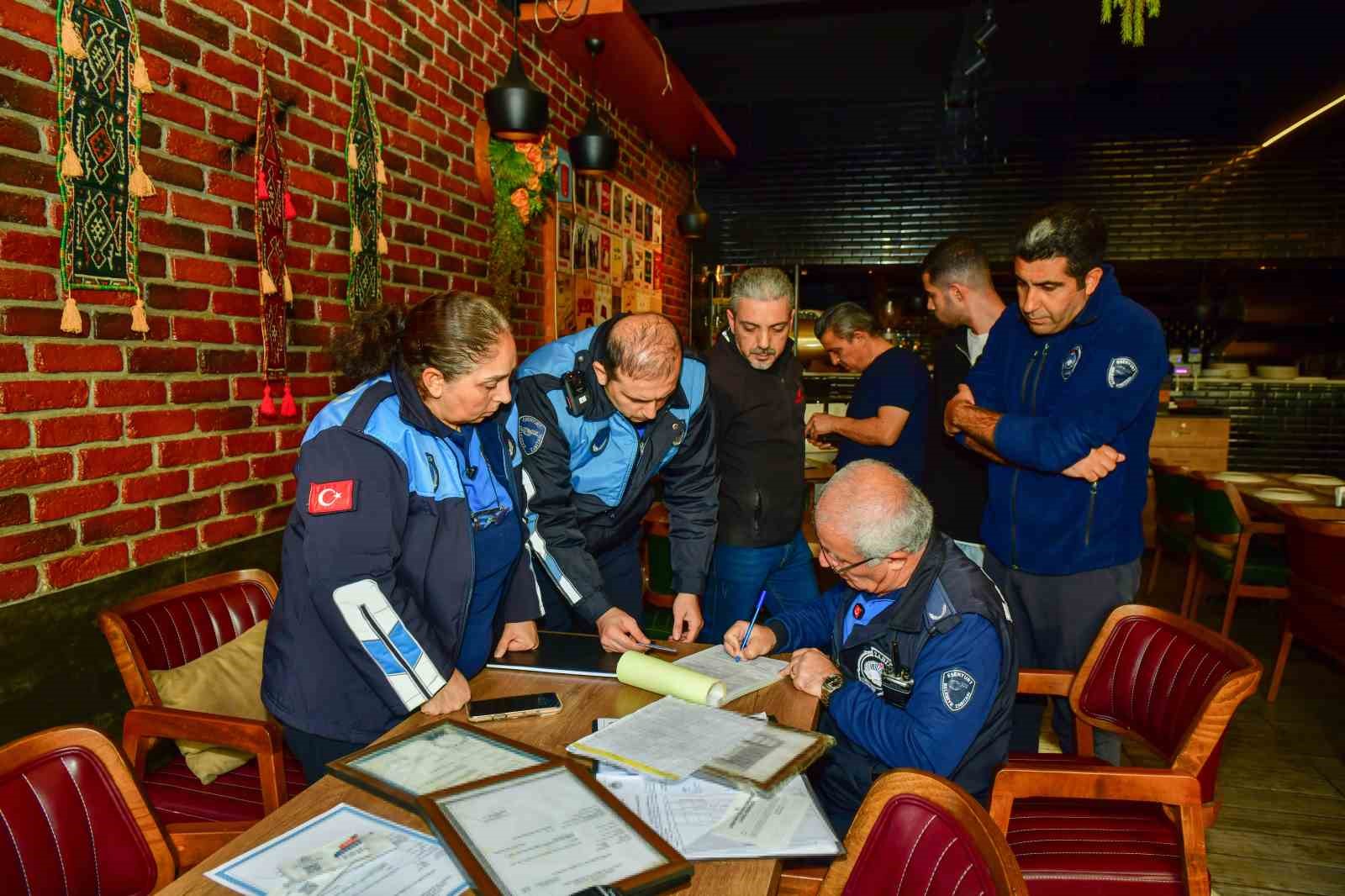 Esenyurt’ta hijyen alarmı: Sağlıksız şartlarda üretim yapan restorana en üst sınırdan ceza
