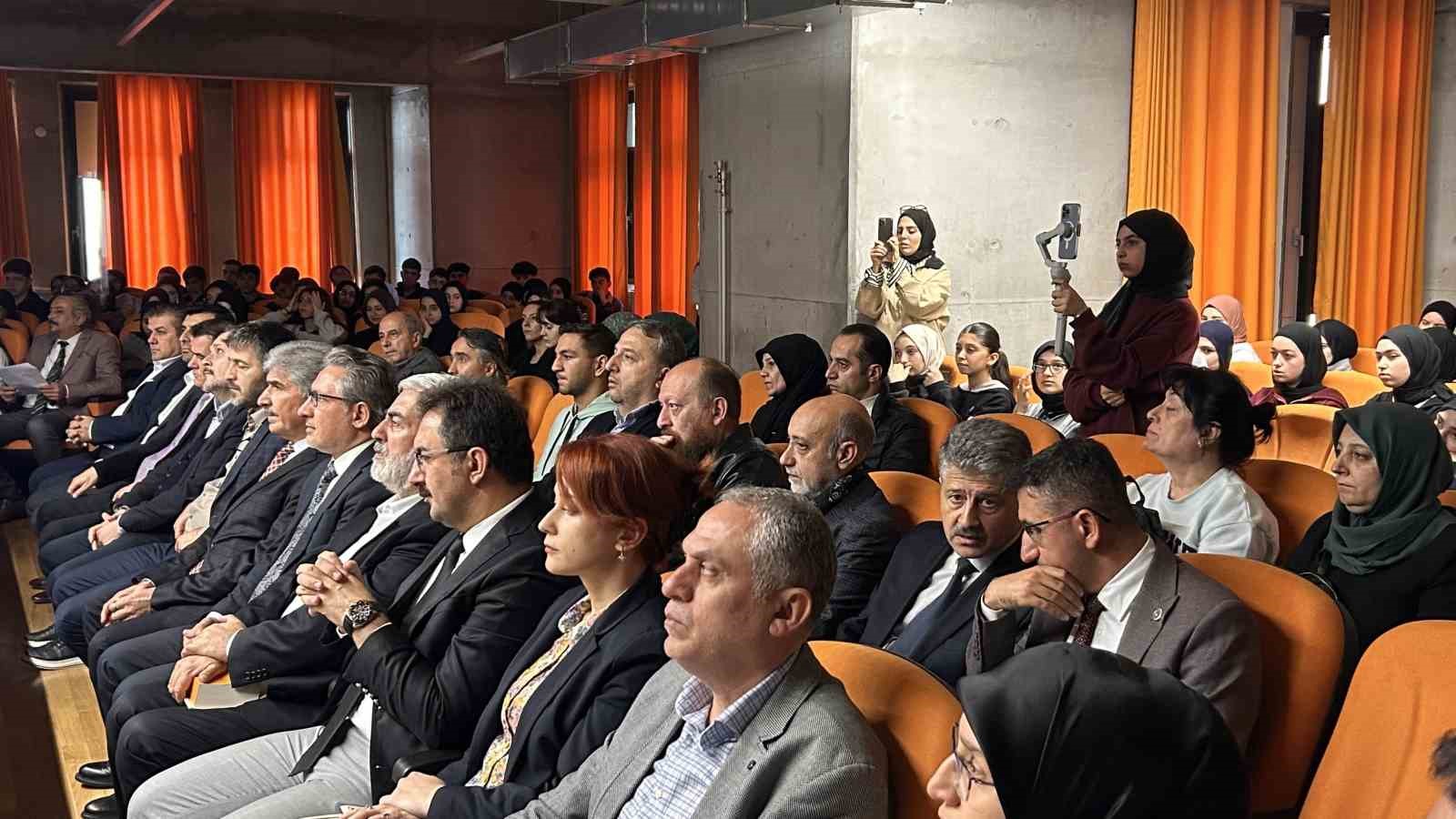 Usta edebiyatçı Şair Sezai Karakoç vefatının 4’üncü yıl dönümünde "Dirilişin Işığı" hat sergisiyle anıldı
