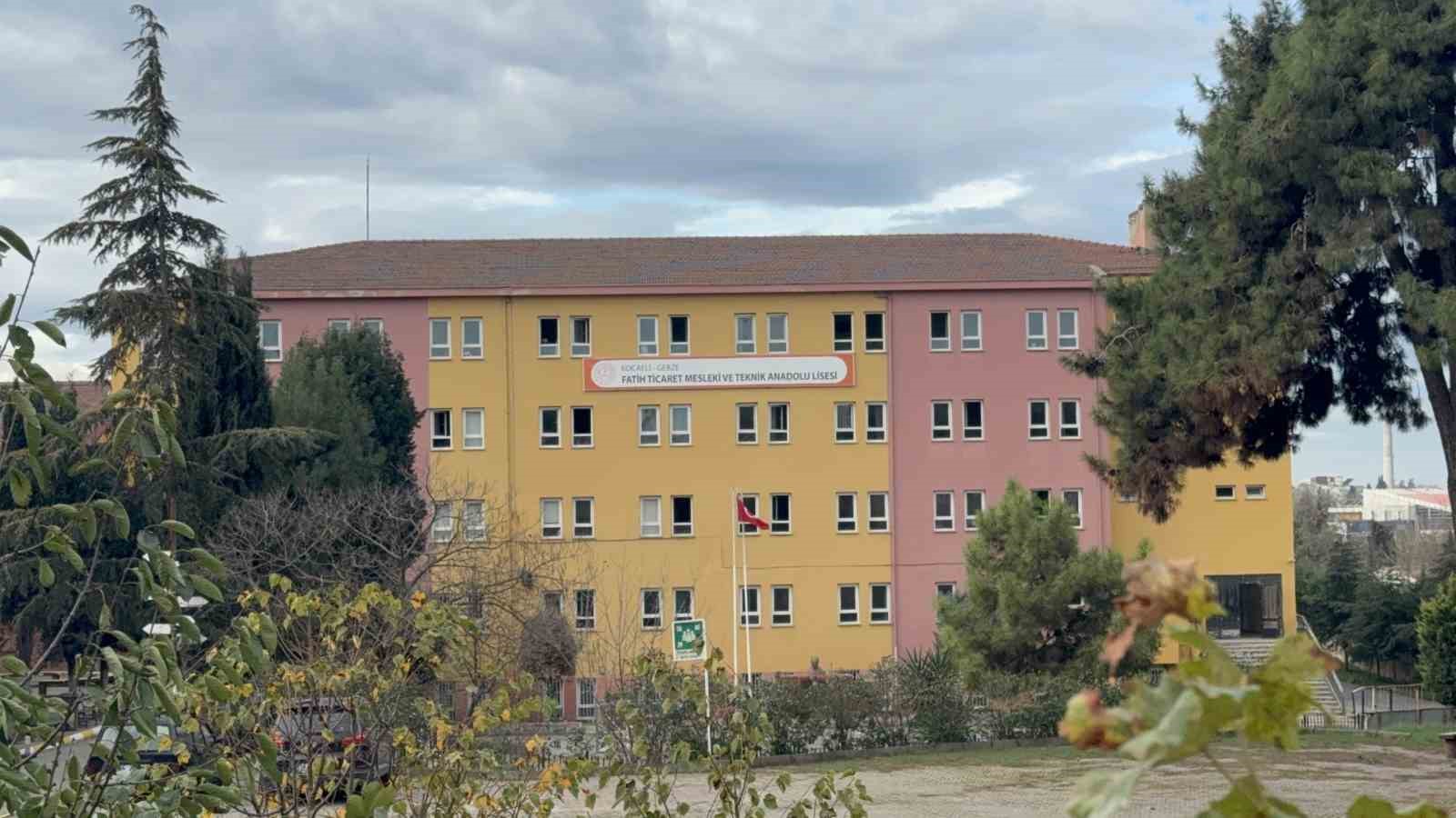 Gebze'de 15 öğrenci zehirlenme şüphesiyle hastaneye kaldırıldı