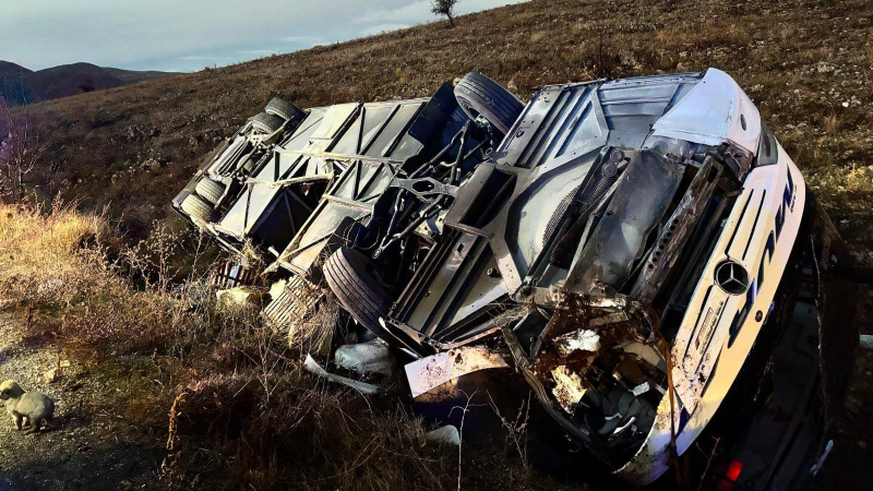 Yolcu otobüsü devrildi: 2 ölü, 21 yaralı