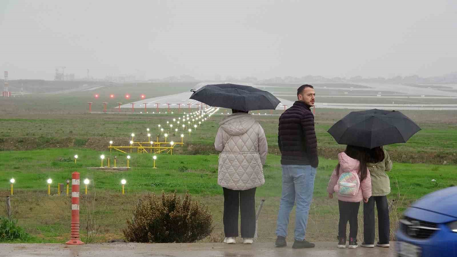 Sabiha Gökçen’in pistinde popüler hale gelen seyir terası ziyaretçi akınına uğruyor
