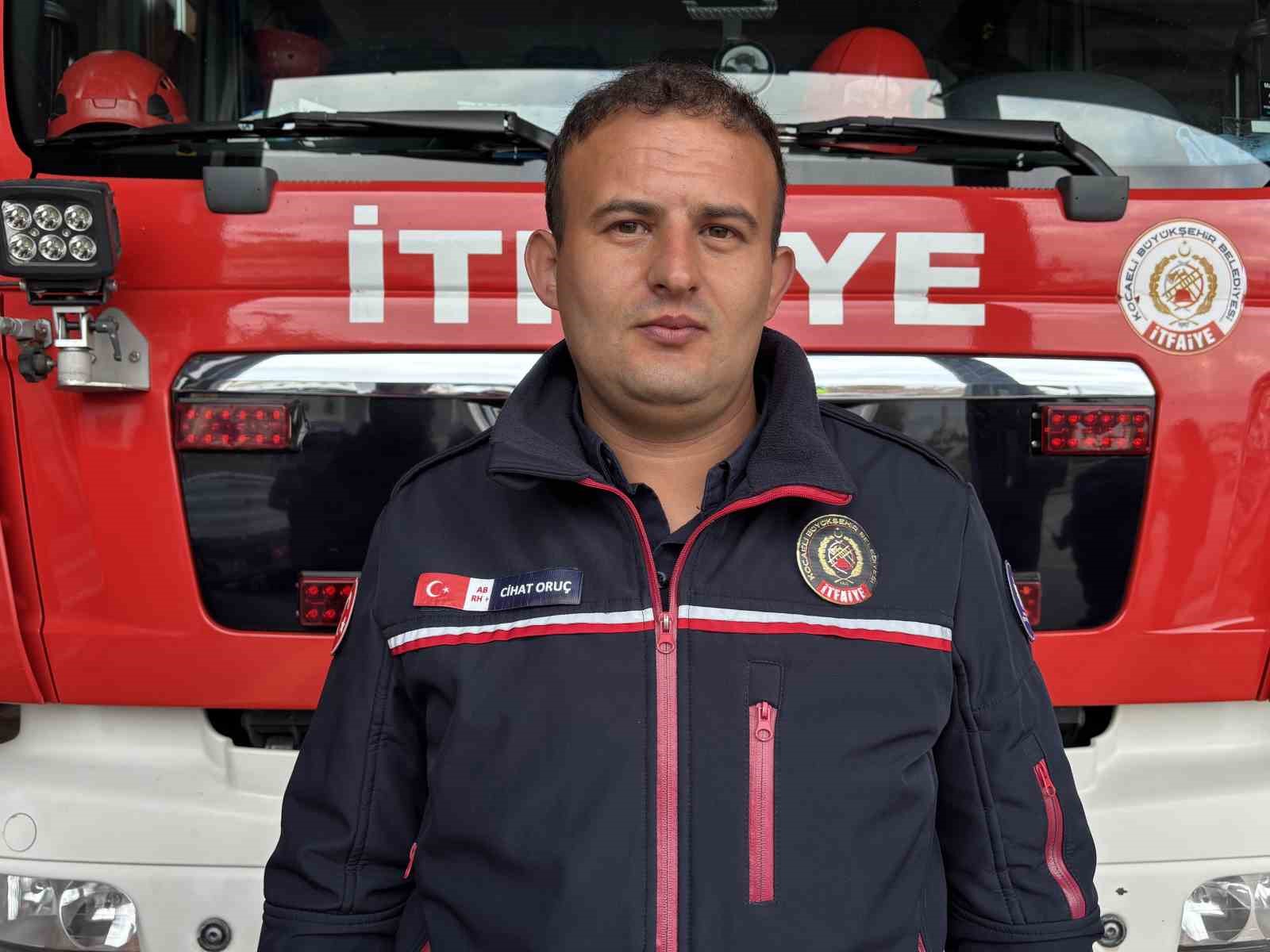 Oksijen maskesini vatandaşa veren itfaiye eri, o anları anlattı