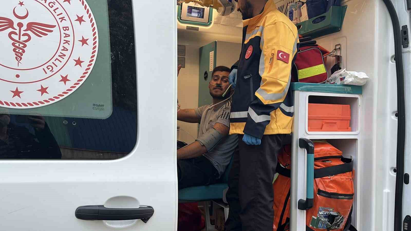 Çatıda çıkan yangında baba ve oğlu dumandan etkilendi