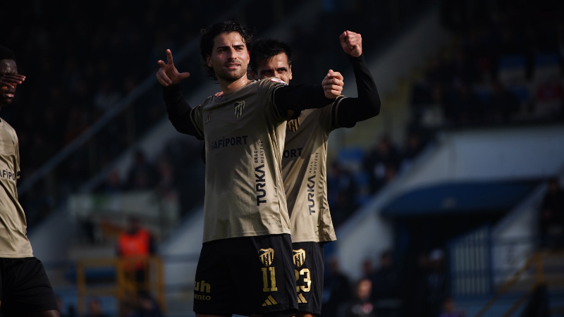 İlk yarıyı Kocaelispor 2-0 önde tamamladı